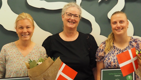 Velfærdstalenterne Emma Skjødt-Sørensen (til venstre i billedet) og Line Svendsen (til højre i billedet) modtager hver en buket af FOA Odenses formand, Nina Skov-Lauridsen (i midten)